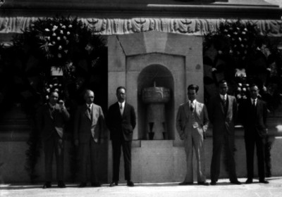 Miembros del Compañía Mexicana de Explosivos durante un homenaje en la Columna de la Independencia, retrato
