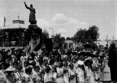 Niños realizando un homenaje al cura Don Miguel Hidalgo y Costilla