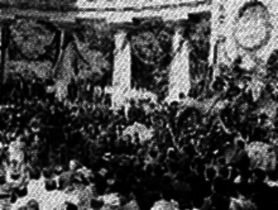 Individuo dirigiendo un discurso a la gente en el hemiciclo a Benito Juárez