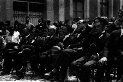 Miembros de una asociación civil durante un acto cívico