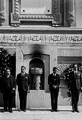 Miembros de alguna organización de probables profesionistas al pie del monumento a la independencia, retrato