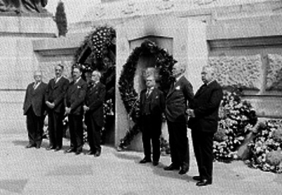 Miembros de una asociación civil haciendo guardia de honor al pie del monumento de la independencia