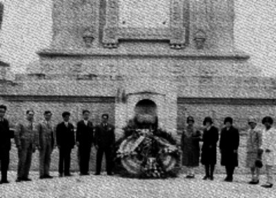 Miembros del instituto pedagógico de experimentación haciendo guardia de honor en la columna de la independencia, retrato