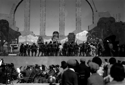 Actores haciendo una representación en el foro de un teatro al aire libre estilo art-deco en un festival de la conquista
