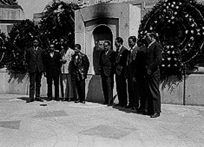 Civiles al pie de la columna de la Independencia, retrato