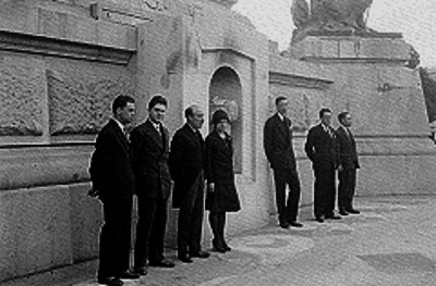 Miembros del Departamento de Filosofía y Letras en una guardia de honor en un evento cívico en el monumento a la Independencia