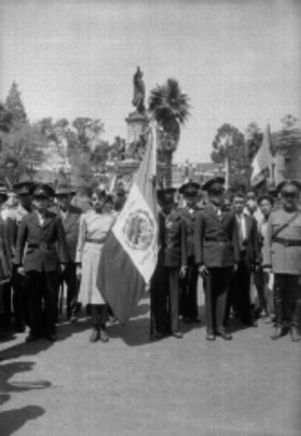 Escolta de la escuela industrial "Hijos del Ejército" No. 2, durante un homenaje cívico al pie del monumento a Cristóbal Colón