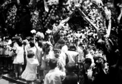 Niños escolares rindiendo homenaje con flores en el panteón de San Fernando