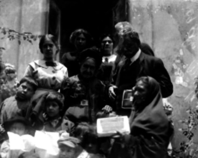 La nieta de Hidalgo rodeada de Ninos, retratos