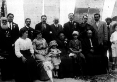 La nieta de Hidalgo con mujeres y hombres, retrato