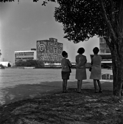Mujeres de espaldas en un prado, interior de Ciudad Universitaria, UNAM