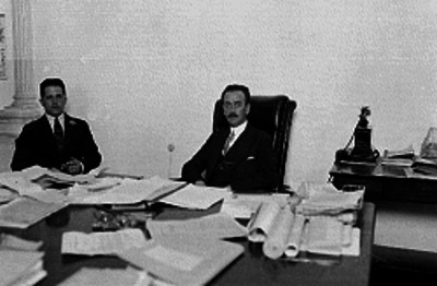 Individuos en una oficina, trabajando