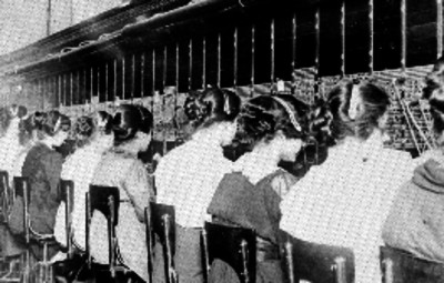Operadoras de telefonos, trabajando
