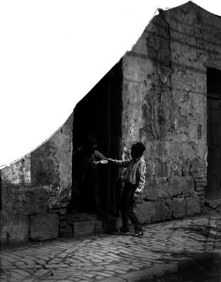 Borracho negando a salir de la cantina