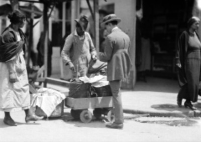 Hombre comprando en la calle