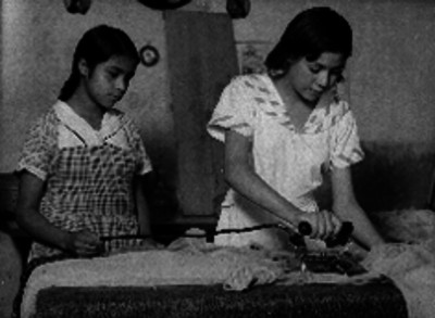 Niños planchando una prenda