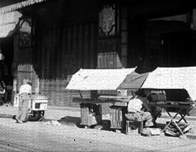 Hombres vendiendo fuera del mercado