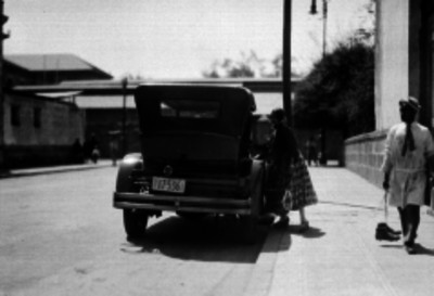 Gitanos paradas junto a un carro