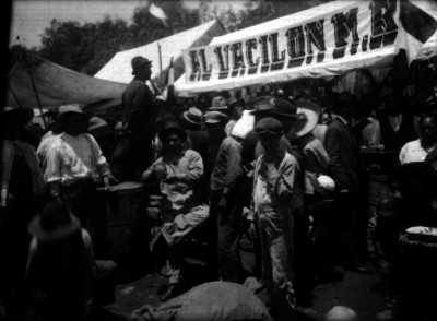 Personas tomando pulque en los tinacales de una finca