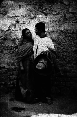 Indígenas abrazados junto a un muro, retrato
