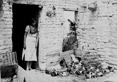 Mujer en la entrada de su vivienda en uina Ciudad pérdida