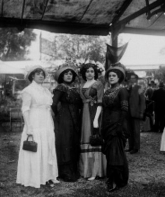Mujeres en un enlonado durante un evento social