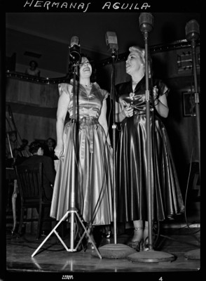 Hermanas Águila cantan ante los micrófonos de una radiodifusora