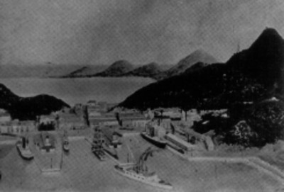 Embarcaciones en un muelle