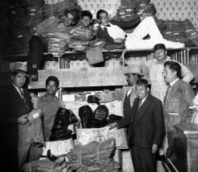 Hombres en una bodega de ropa, retrato de grupo