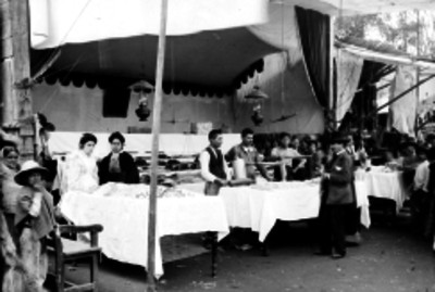 Comerciantes atienden puestos navideños