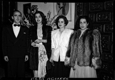 Elsa Aguirre acompañada de varias personas, retrato de grupo