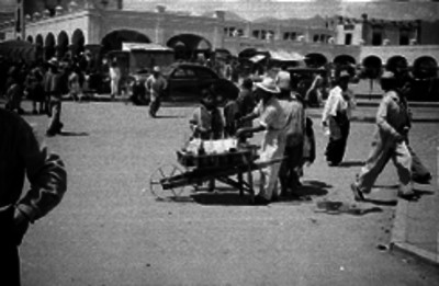 Vendedor de raspados de hielo en una plaza