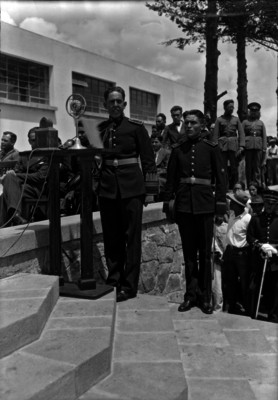 Benjamín Alamillo Flores pronuncia discurso durante una ceremonia militar