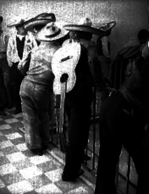 Charros conversando recargados en un barandal, miembros del primer sindicato de mariachis