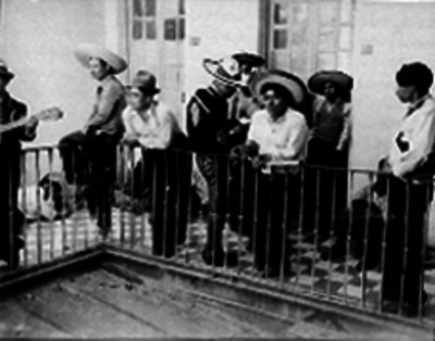 Mariachis a la entrada de las oficinas del 1er sindicato de mariachis