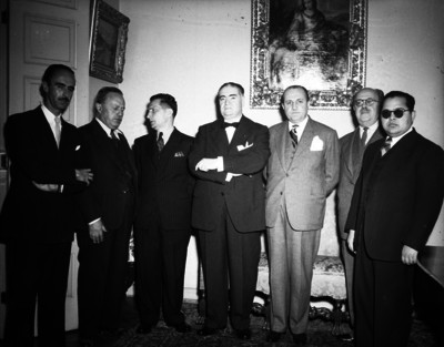 Fernando Alcalá y otros periodistas en un salón, retrato de grupo