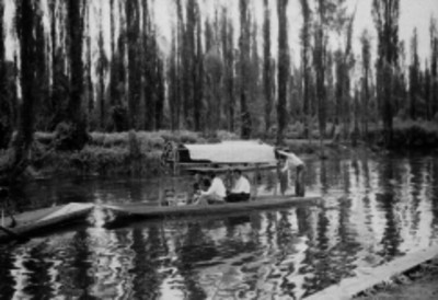 Dos parejas de americanos paseando en una trajinera por el lago de Xochimilco