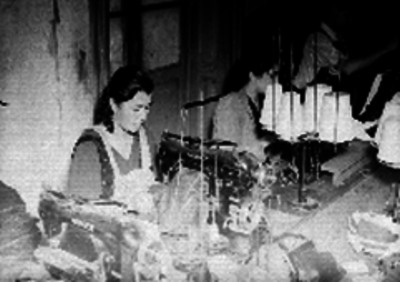 Costureras confeccionando ropa en un taller