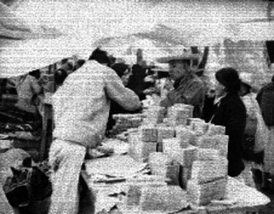 Hombre vendiendo nieve probablemente en un tianguis