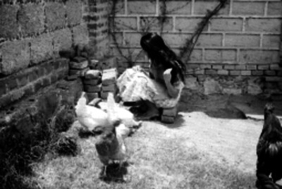 Mujer campesina sentada peinandose
