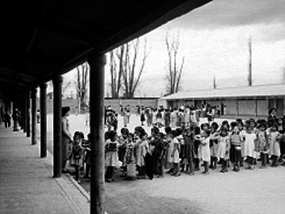 Alumnos de una escuela primaria se forman en fila