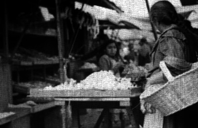Mujer robusta al recorrer los puestos con dulces y calaveras del día de muertos