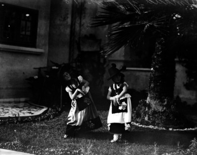 Hijas de Almada vestidas con trajes de danza en los patios de su casa, retrato