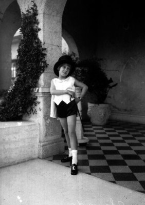 Hija de Almada se recarga en un pilar, retrato