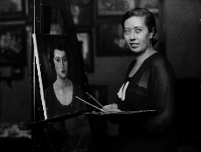 Pintora realiza retrato de mujer