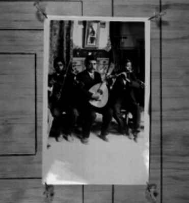 Miembros de una orquesta con sus instrumentos musicales, retrato de grupo