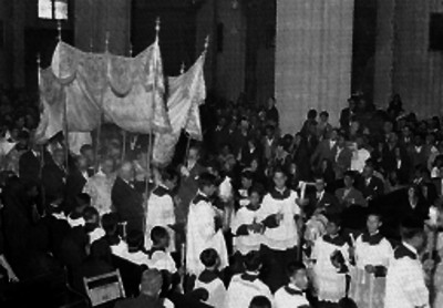 Sacerdotes durante celebración de semana santa en una iglesia