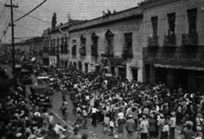 Aglomeración durante la quema de judas en celebración de Sábado de Gloria