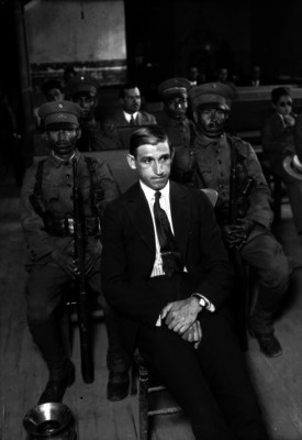 Carlos Altamira acompañado de militares