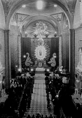 Misa ante retablo del siglo XIX